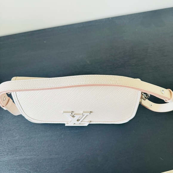 Louis Vuitton Buci crossbody - Picture 9 of 16